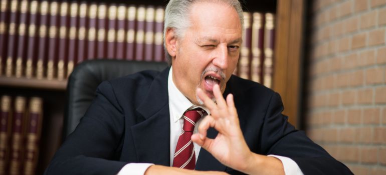 cosa fare se un avvocato si comporta male
