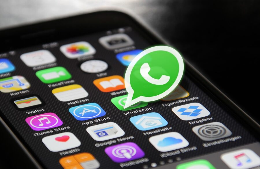inoltrare foto e video su whatsapp è reato