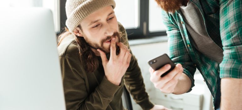 spiare telefono partner controllare