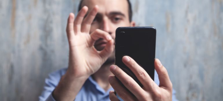 spiare il telefono del partner è reato
