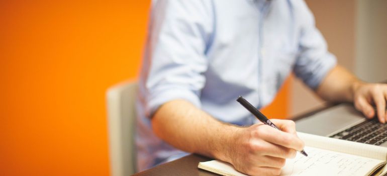 Calcolare i tempi per liberare la casa occupata comprata all'asta