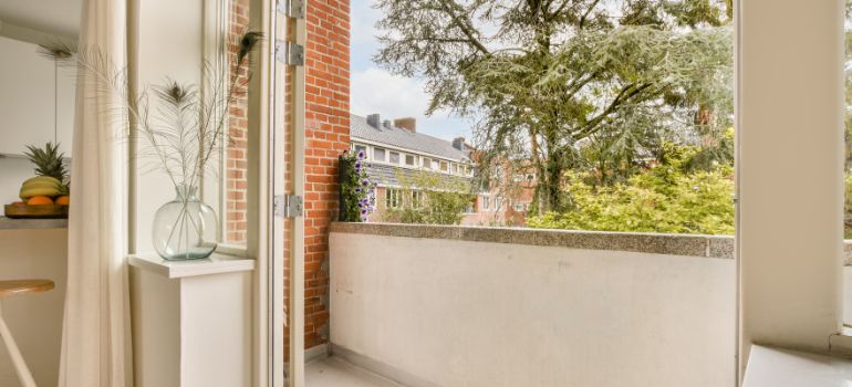 lancio di oggetti dal balcone