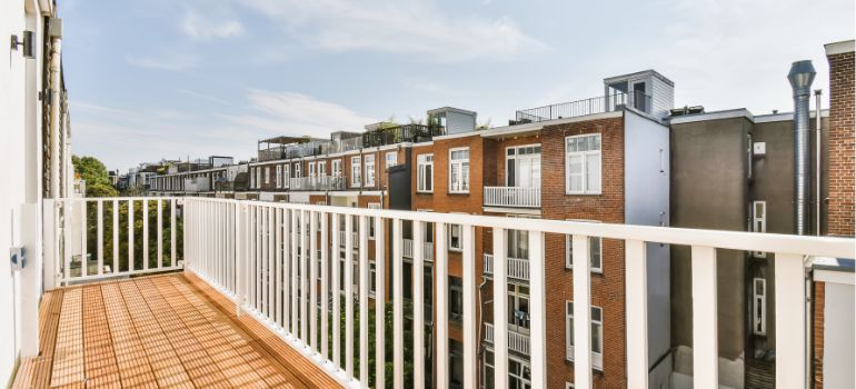lancio oggetti dal balcone quando non è reato
