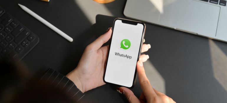 cosa si rischia a spiare whatsapp