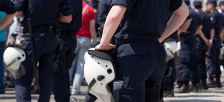 insultare polizia reato