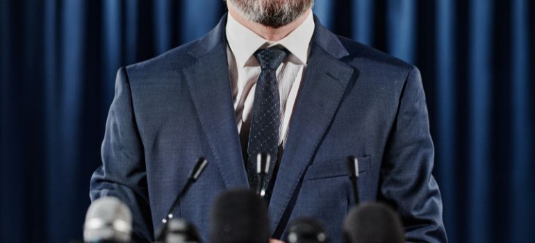 insultare un politico quando è reato