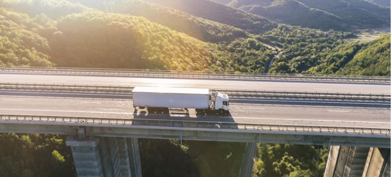 camion divieto di sorpasso in autostrada