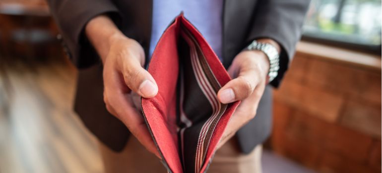 chi paga i debiti di un fratello nullatenente
