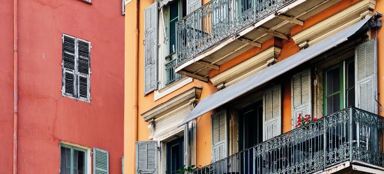 scolo acqua dal balcone del vicino denuncia