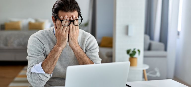 accuse false sul lavoro