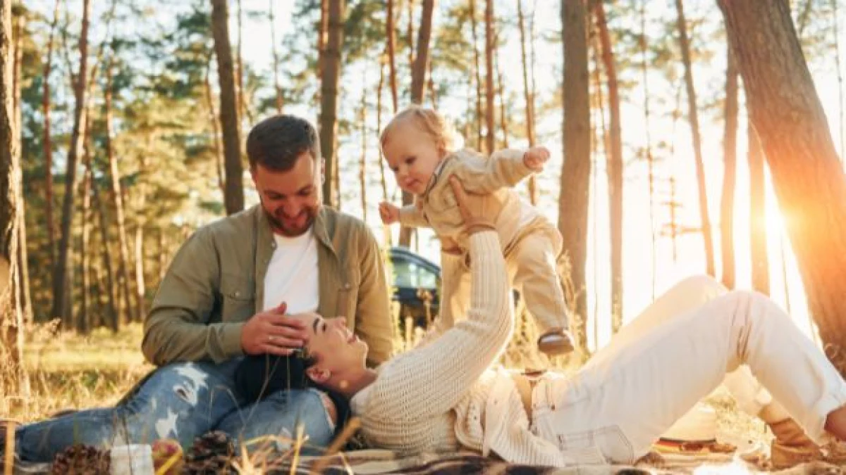 famiglia nel bosco di lavora sul ricongiungimento