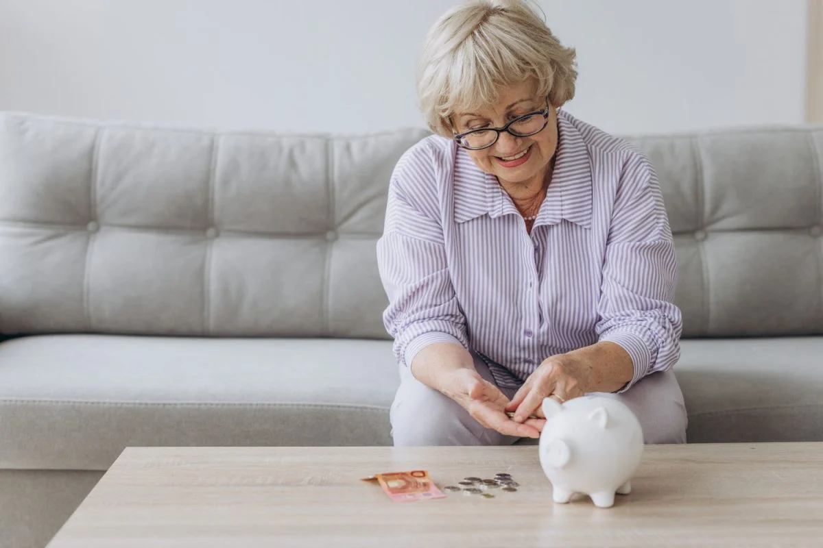 si traveste dalla madre per avere la pensione