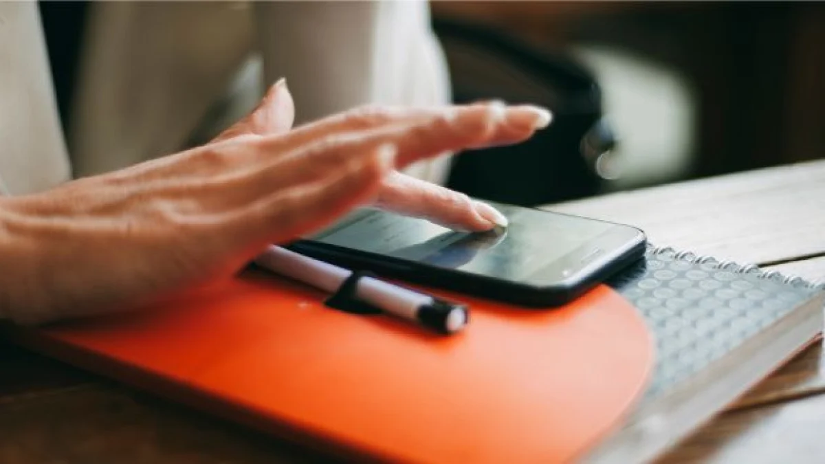 rischio il licenziamento se chatto spesso su WhatsApp