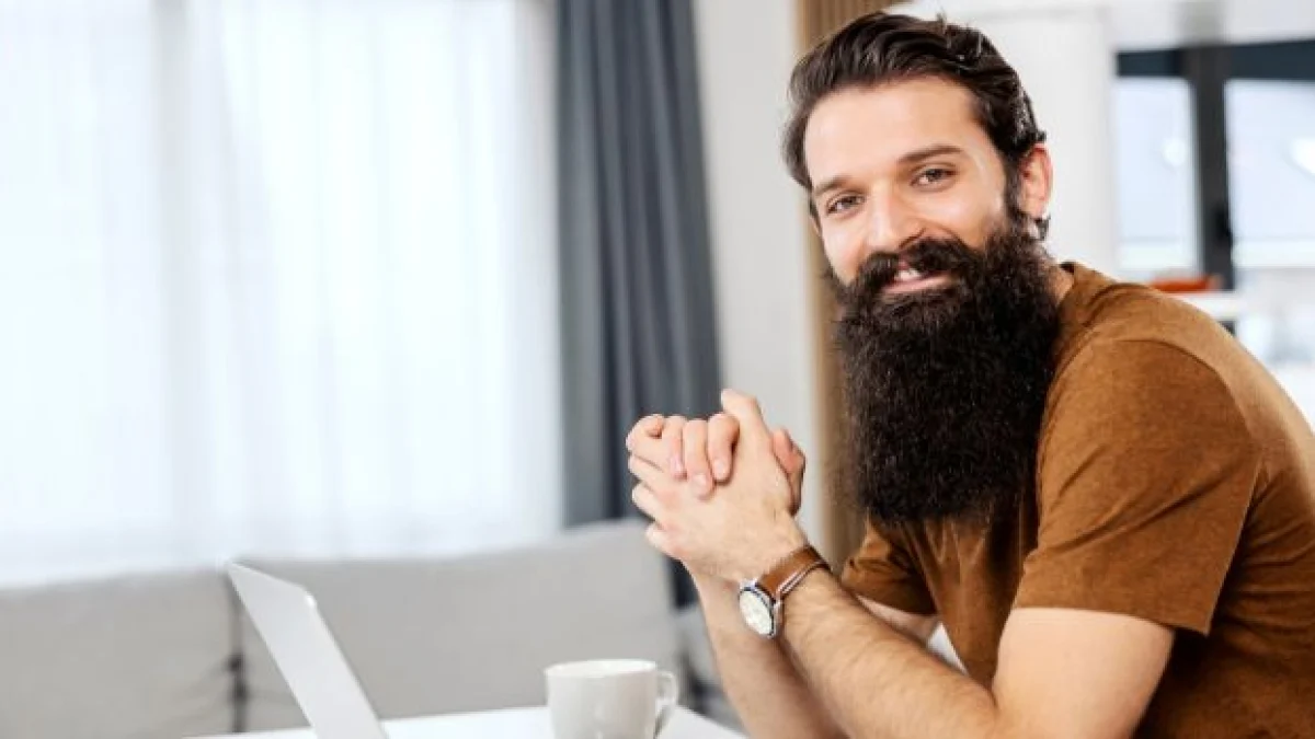 uomo con la barba lunga in ufficio