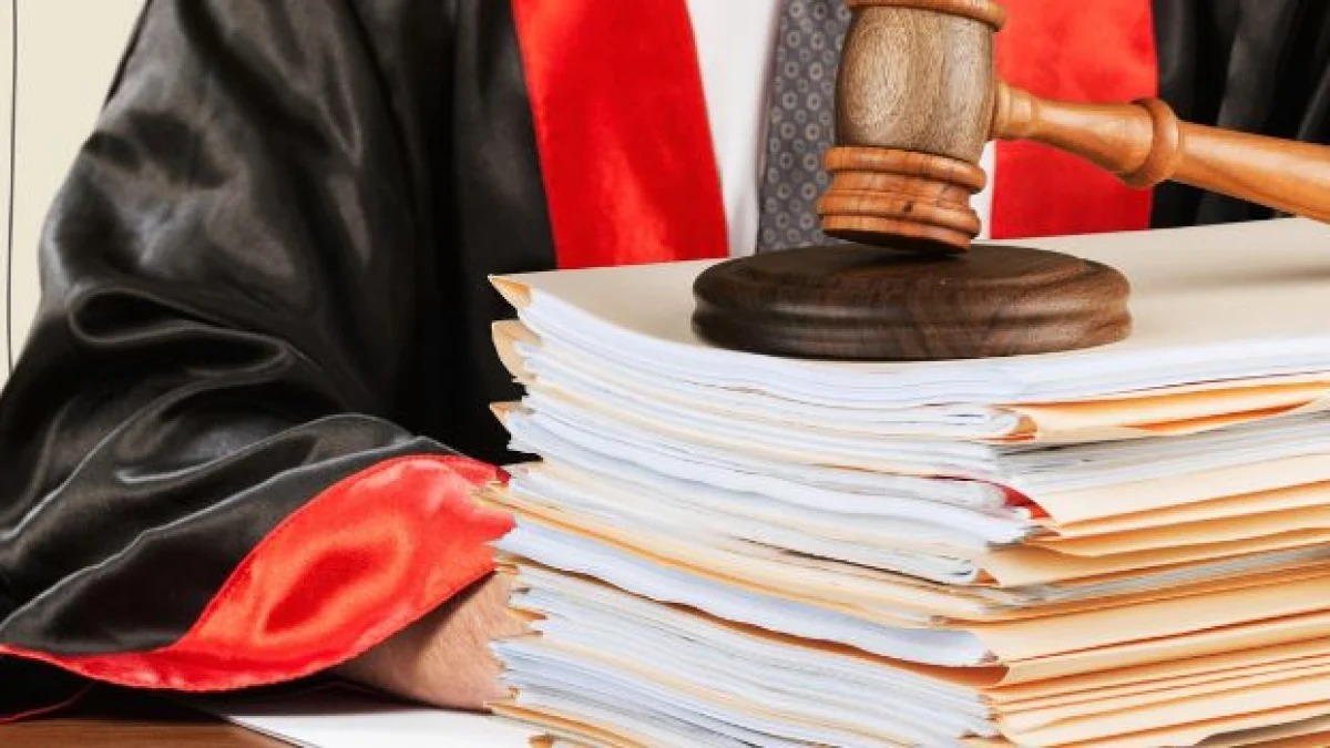 come si fa a vedere se una persona ha precedenti penali