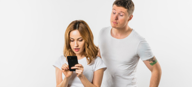 è Giusto Spiare Il Cellulare Del Partner